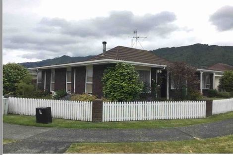 Photo of property in 60 Rewarewa Crescent, Waikanae, 5036
