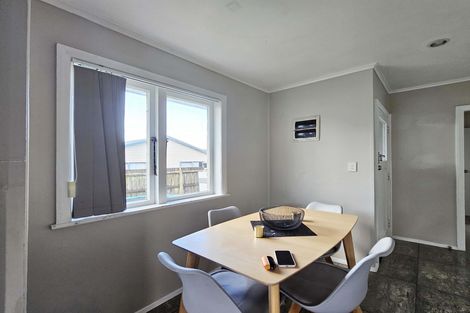 Photo of property in 24 Sutton Crescent, Papakura, 2110