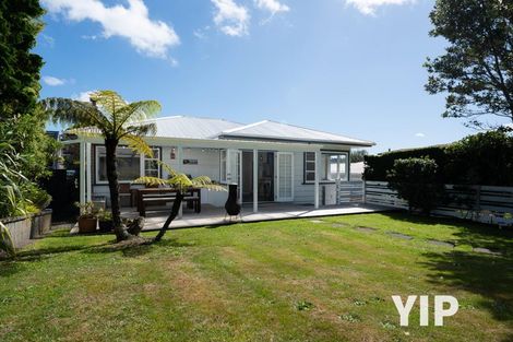 Photo of property in 15 Robert Street, Newlands, Wellington, 6037