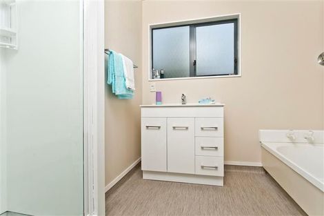 Photo of property in 106 Unsworth Drive, Unsworth Heights, Auckland, 0632