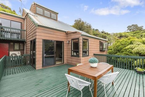 Photo of property in 140 Miromiro Road, Normandale, Lower Hutt, 5010