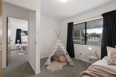 Photo of property in 69 Hillcrest Drive, Kelvin Grove, Palmerston North, 4414