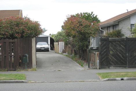 Photo of property in 2/11 Queenspark Drive, Parklands, Christchurch, 8083