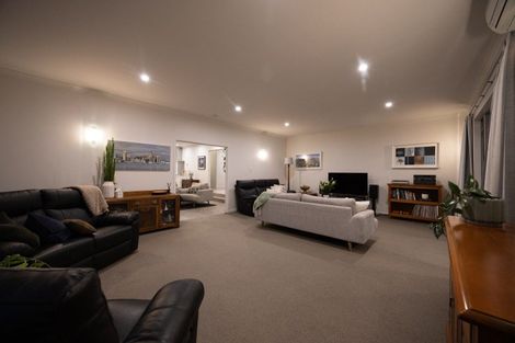 Photo of property in 100 Ruapehu Drive, Fitzherbert, Palmerston North, 4410