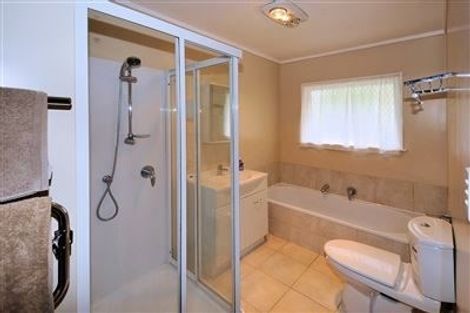 Photo of property in 1/15 Woodall Place, Totara Vale, Auckland, 0627