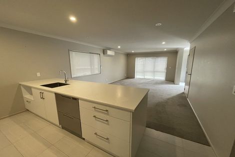 Photo of property in 3 Brindle Way, Newlands, Wellington, 6037