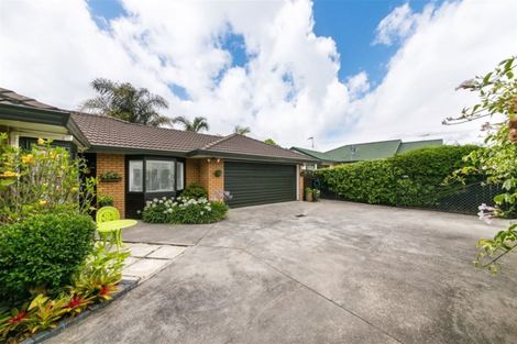 Photo of property in 19 Heversham Place, Glendene, Auckland, 0602