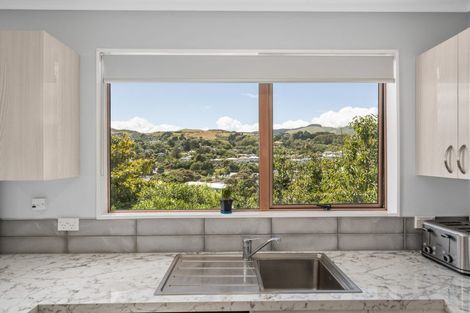 Photo of property in 15a Kereru Bend, Tawa, Wellington, 5028