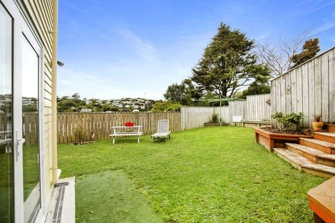 Photo of property in 9 Innes Way, Newlands, Wellington, 6037