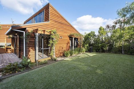 Photo of property in 11 Calypso Place, Rothesay Bay, Auckland, 0630