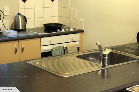 Photo of property in 2f/20 Ian Marwick Place, Birkenhead, Auckland, 0626