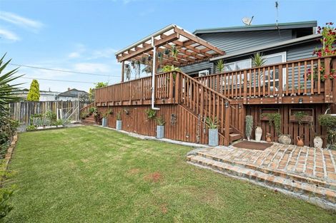 Photo of property in 1/275 Great North Road, Henderson, Auckland, 0612