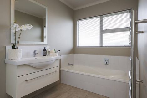 Photo of property in 1 Lorenzo Place, Kelvin Grove, Palmerston North, 4414