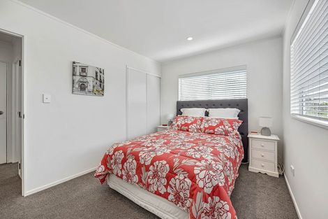 Photo of property in 2 Harbour Lights Close, West Harbour, Auckland, 0618