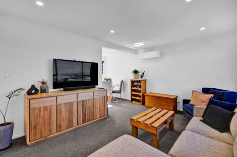 Photo of property in 25 Simons Street, Moturoa, New Plymouth, 4310