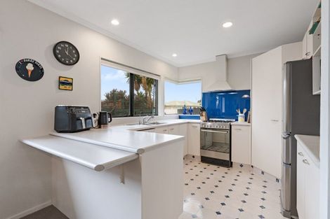 Photo of property in 4 Checketts Place, Papamoa Beach, Papamoa, 3118