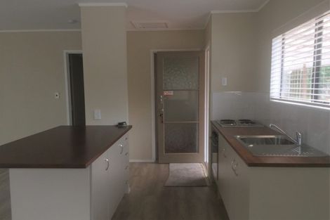 Photo of property in 2 Louise Place, West Harbour, Auckland, 0618