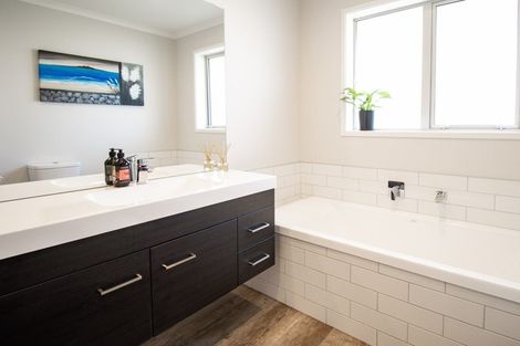 Photo of property in 4 Mediterranean Grove, Fitzherbert, Palmerston North, 4410