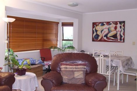 Photo of property in 1/4 Pine Hill Crescent, Browns Bay, Auckland, 0630