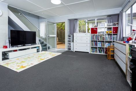 Photo of property in 8 Athena Drive, Totara Vale, Auckland, 0629