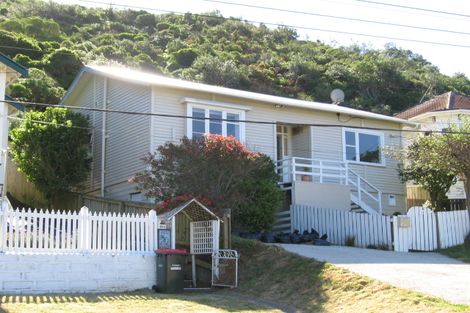 Photo of property in 18 Freeling Street, Island Bay, Wellington, 6023