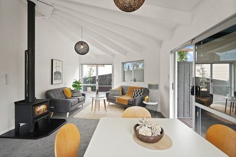 Photo of property in 2 Hanui Place, Massey, Auckland, 0614