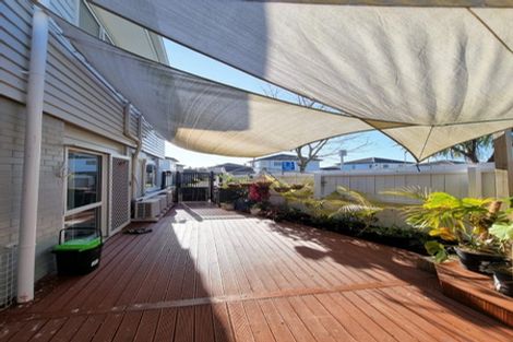 Photo of property in 26 Brashier Circle, Sunnyvale, Auckland, 0612