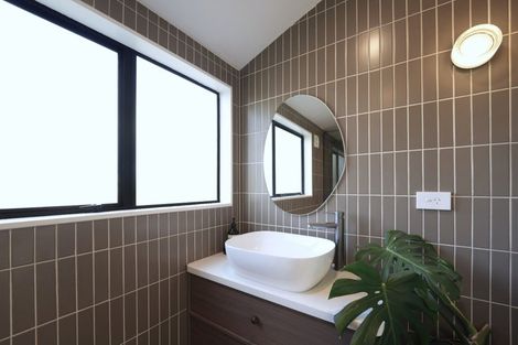 Photo of property in 2 Glendawn Place, Bayview, Auckland, 0629
