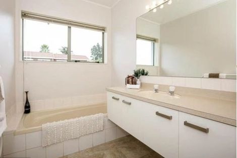 Photo of property in 1 Bridgehead Cove, West Harbour, Auckland, 0618
