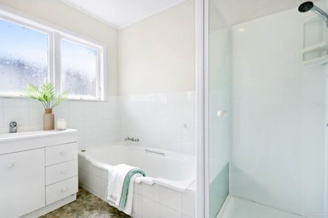 Photo of property in 36 Tupaki Place, Pakuranga Heights, Auckland, 2010