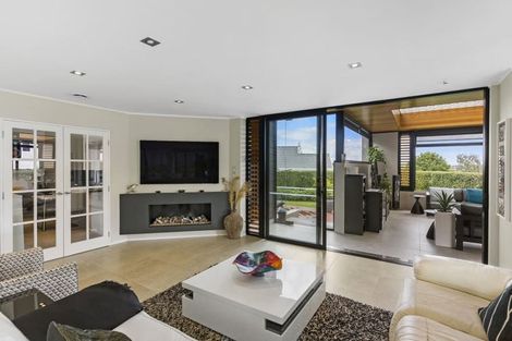 Photo of property in 29 Wiltshire Place, Somerville, Auckland, 2014