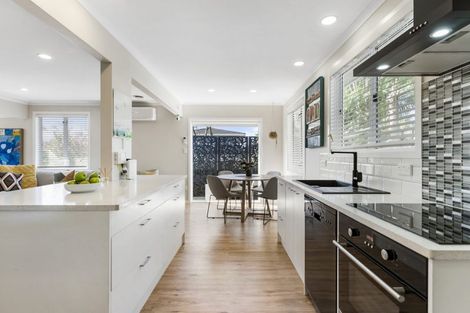 Photo of property in 1/13 Harrybrook Road, Green Bay, Auckland, 0604