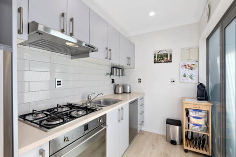 Photo of property in 70 Rising Parade, Fairview Heights, Auckland, 0632