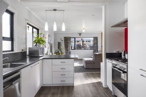 Photo of property in 112 Glover Road, Hawera, 4610