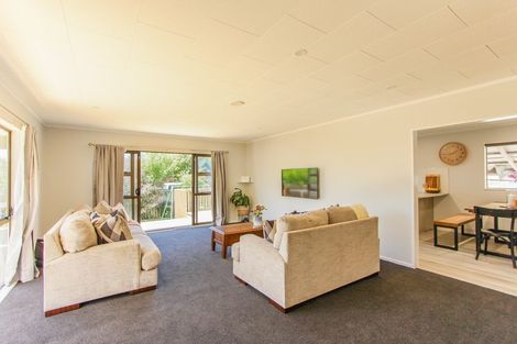 Photo of property in 99 Aquarius Drive, Kawaha Point, Rotorua, 3010