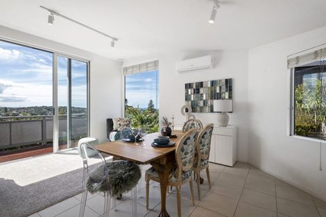 Photo of property in 1/598 Beach Road, Rothesay Bay, Auckland, 0630
