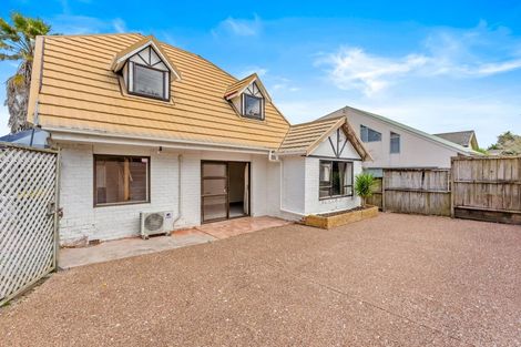 Photo of property in 226 East Coast Road, Forrest Hill, Auckland, 0620