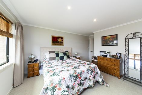 Photo of property in 34 Cyprus Place, Fitzherbert, Palmerston North, 4410