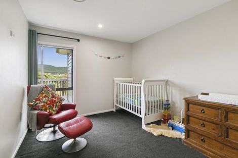 Photo of property in 32 Mervyn Kemp Drive, Tawa, Wellington, 5028