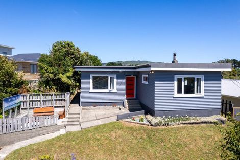 Photo of property in 8 Lyndfield Lane, Newlands, Wellington, 6037