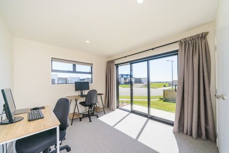 Photo of property in 48 Vaucluse Heights, Fitzherbert, Palmerston North, 4410