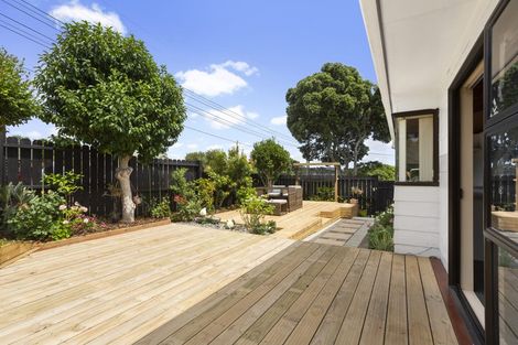 Photo of property in 2/23 Beatrice Avenue, Hillcrest, Auckland, 0627