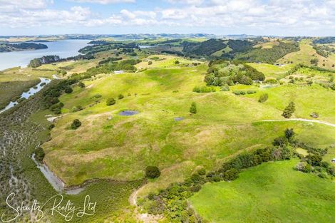 Photo of property in 215c Heatley Road, Whakapirau, 0583