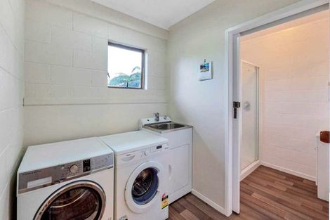 Photo of property in 1/2a Carlisle Road, Browns Bay, Auckland, 0630