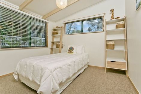 Photo of property in 2/42 Woodlands Crescent, Browns Bay, Auckland, 0630
