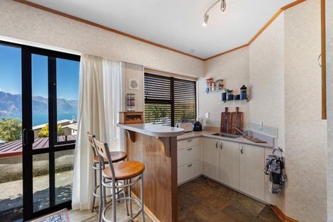 Photo of property in 48 Wynyard Crescent, Fernhill, Queenstown, 9300