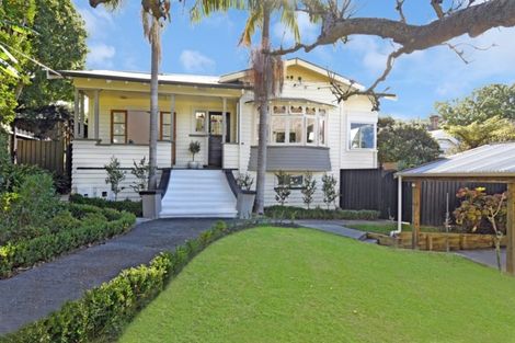 Photo of property in 2 Glade Place, Birkenhead, Auckland, 0626