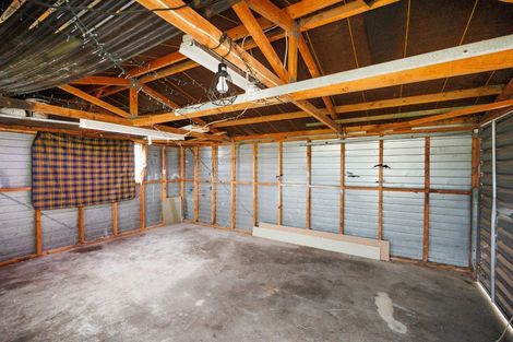 Photo of property in 18 Cumberland Place, Kelvin Grove, Palmerston North, 4414