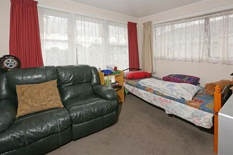 Photo of property in 6 Kirrie Avenue, Te Atatu South, Auckland, 0610