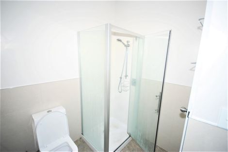 Photo of property in 2/64 Exmouth Road, Northcote, Auckland, 0627